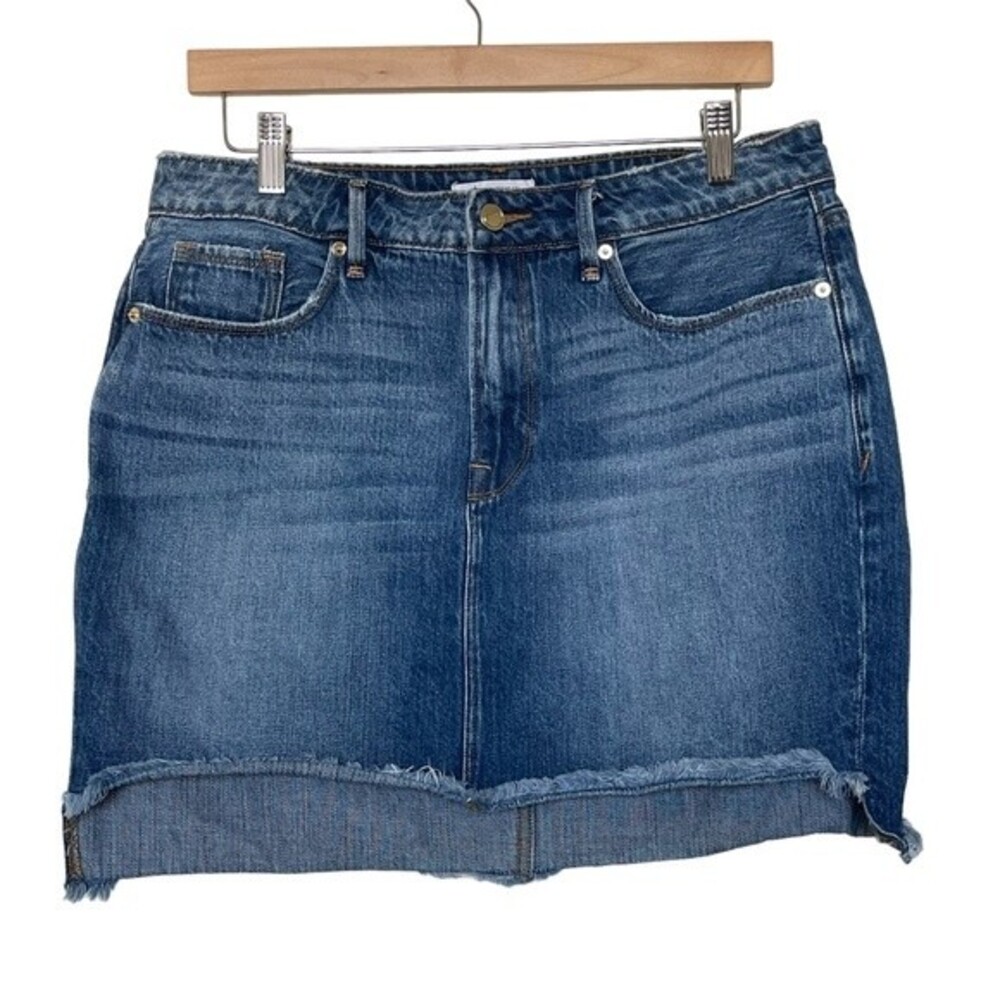 Good American Good Legs Step Hem Denim Mini Skirt. Medium Wash. Size 10/30.